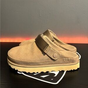 UGG Goldenstar Clogs - Sand